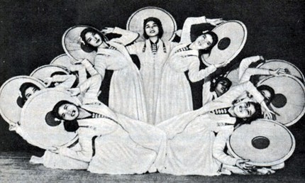 Вьетнамский танец со шляпами