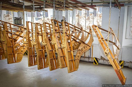 Сушка свежевыкрашенных чугунных рам. Фото – Алексей Соломатин