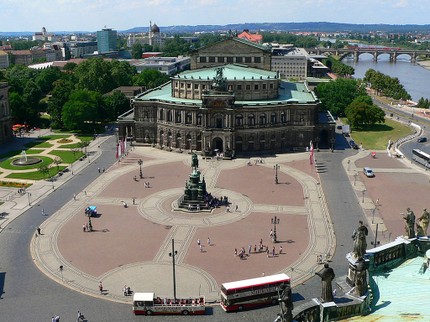Земперопер, Театральная площадь с памятником королю Иоганну